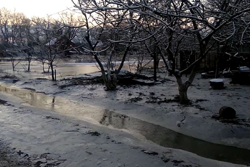 Вышедшая из берегов река подтопила станицу в Краснодарском крае