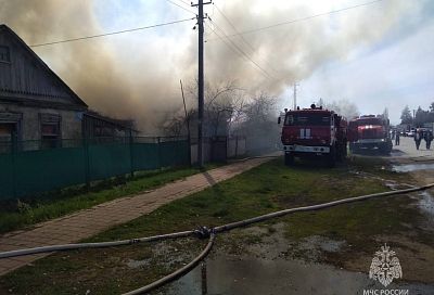 Три частных дома и три хозпостройки сгорели в центре станицы под Кореновском