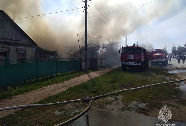 Три частных дома и три хозпостройки сгорели в центре станицы под Кореновском