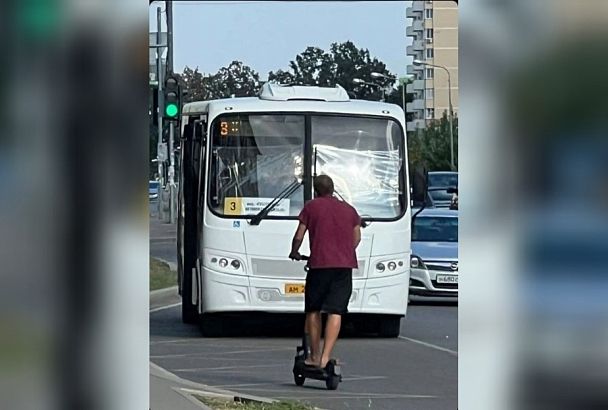 В Краснодаре полиция ищет водителя электросамоката, сбившего ребенка на тротуаре