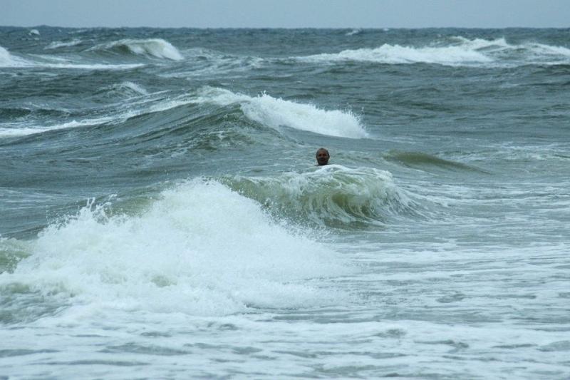В шторм на пляжах Сочи усилят контроль за туристами