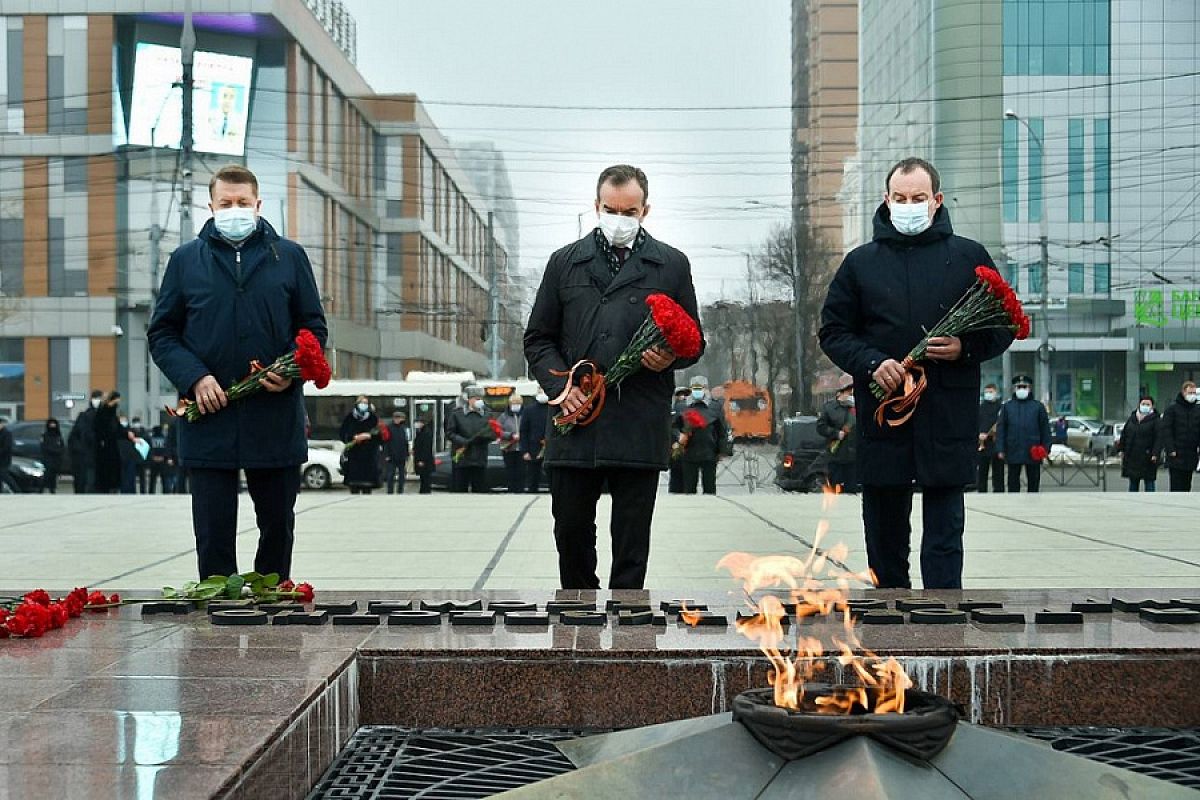 Губернатор Кубани Вениамин Кондратьев возложил венки к Вечному огню на площади Памяти Героев