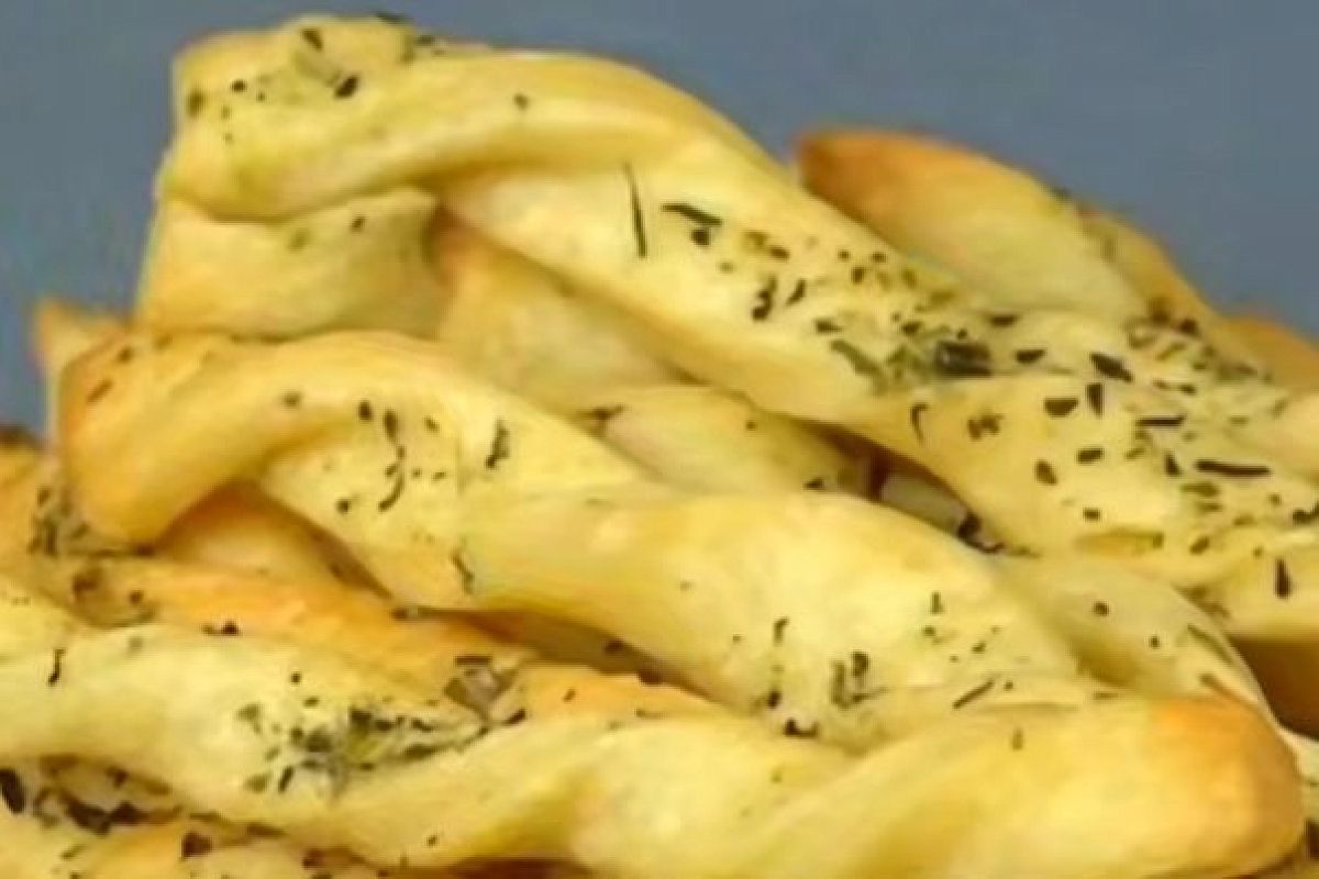 После этих хрустящих палочек про хлеб больше никто не вспоминает: улетают ещё вечером к чаю