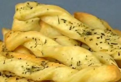 После этих хрустящих палочек про хлеб больше никто не вспоминает: улетают ещё вечером к чаю