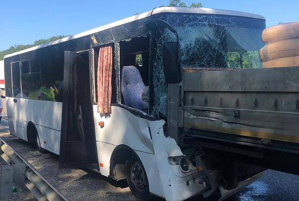 В Краснодарском крае рейсовый автобус врезался в большегруз. Есть пострадавшие