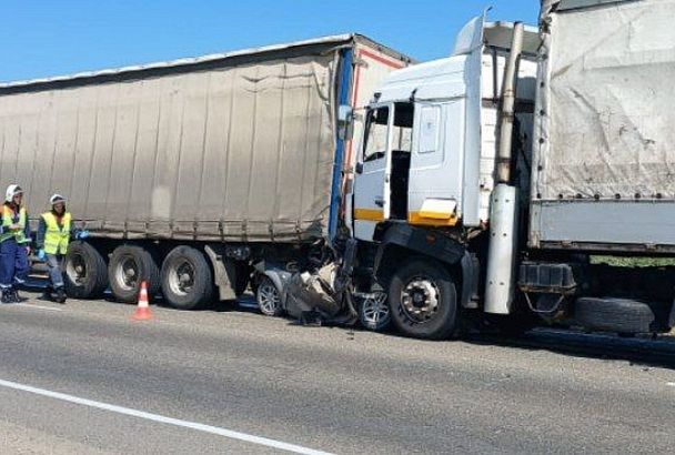 Легковушку зажало между грузовиками на Кубани. Погибли пять человек, трое из них дети