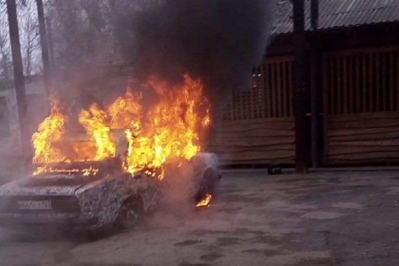 Спасатели и пожарные потушили горящий автомобиль