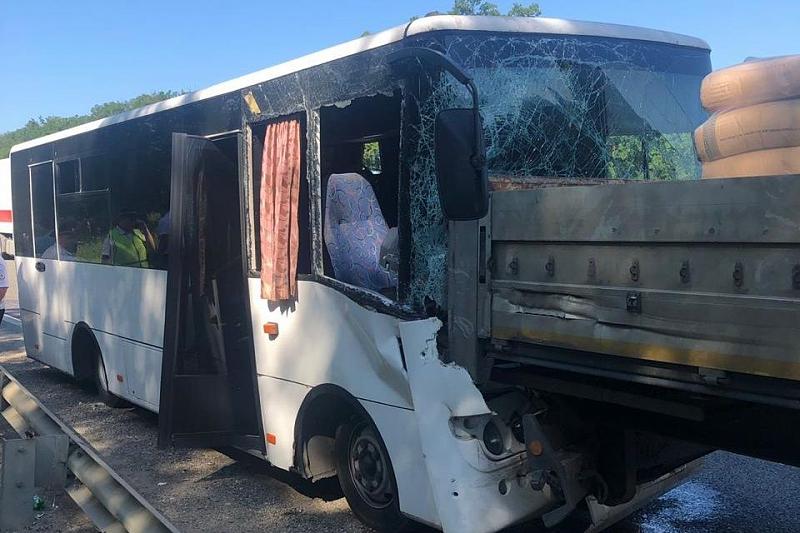 В Краснодарском крае рейсовый автобус врезался в большегруз. Есть пострадавшие