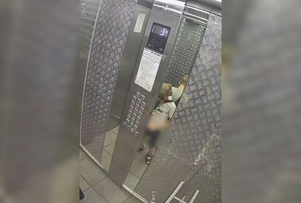 В Краснодаре мальчик помочился на кнопки в лифте и сломал его. Полиция проводит проверку