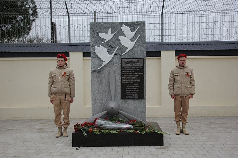 Памятный знак погибшим в Великой Отечественной войне экипажам ИЛ-2 открыли в Краснодарском крае