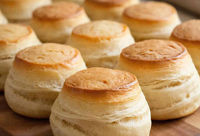 Слойки на кефире слоистые как «Наполеон», только быстрее и проще. Хрустящие, нежные и очень аппетитные