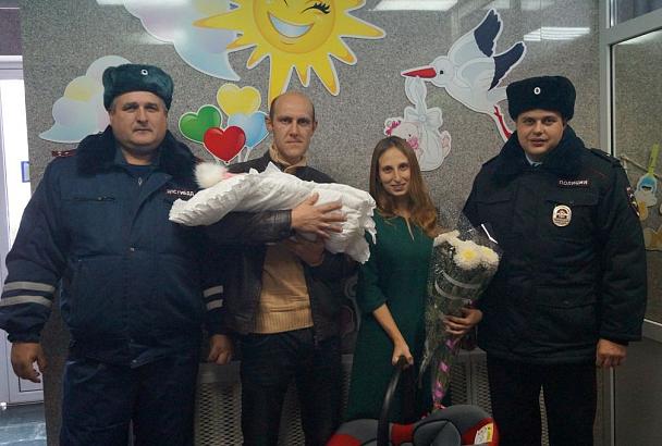 В Краснодарском крае автоинспекторы помогли беременной. Женщина родила дочку по дороге в больницу