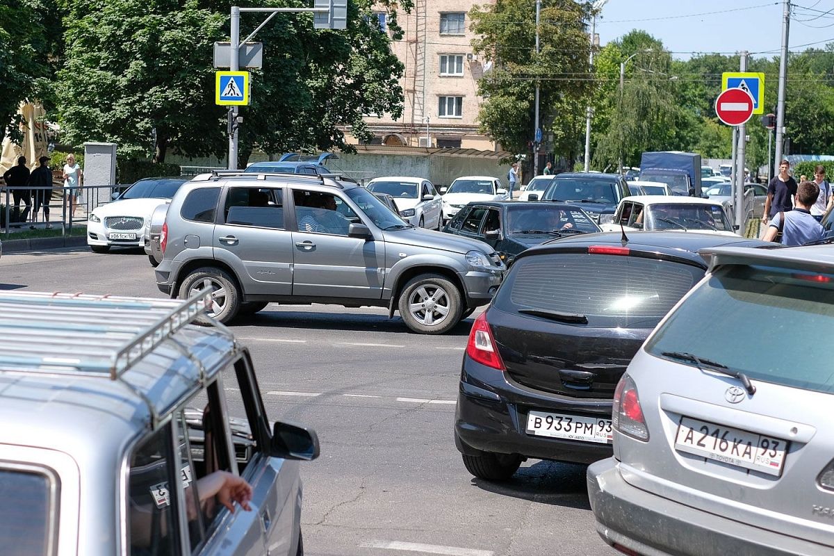 Десятки автомобилей не могут разъехаться.