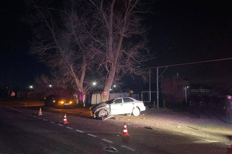 Последняя поездка: на Кубани водитель без прав на иномарке врезался в дерево