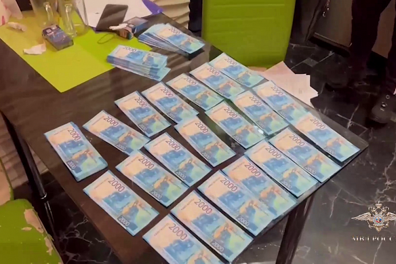 Совсем не ценные бумажки: в Анапе полиция задержала сбытчиков фальшивых денег