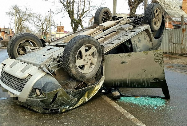 В Краснодарском крае 70-летний водитель отвлекся и опрокинул автомобиль на крышу
