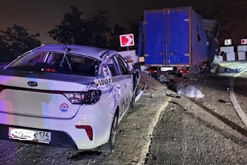 В Сочи после столкновения два автомобиля врезались в бетонные стены. Погиб водитель «Газели»