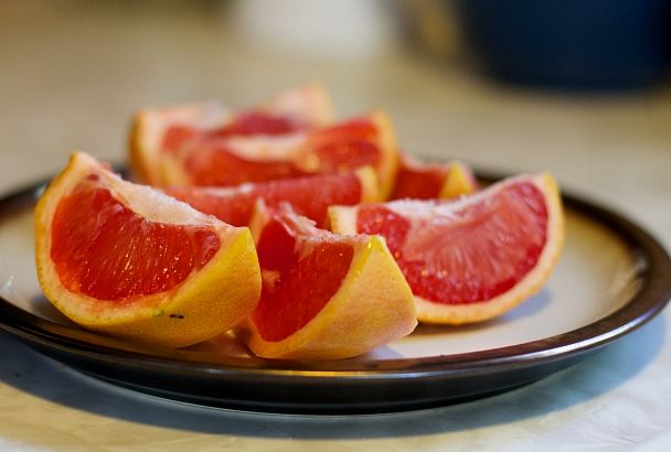 Рецепт настойки грейпфрута, которая поможет избавиться от грибка на ногах