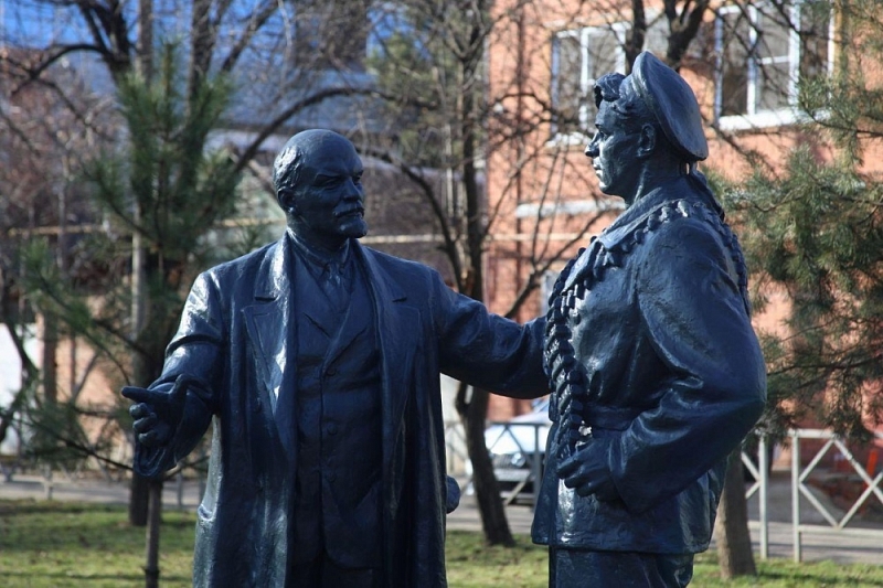 Обновленный памятник «Ленин говорит с матросом» установили в центре Краснодара