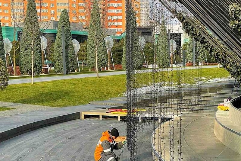 Брызги света: в парке Галицкого украшают большой фонтан