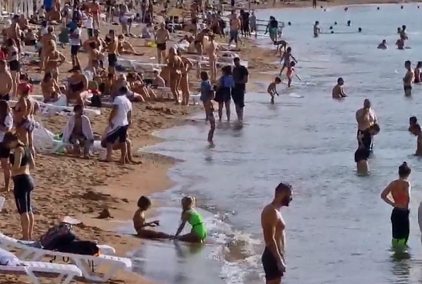Лето в октябре: забитый туристами пляж в Геленджике сняли на видео