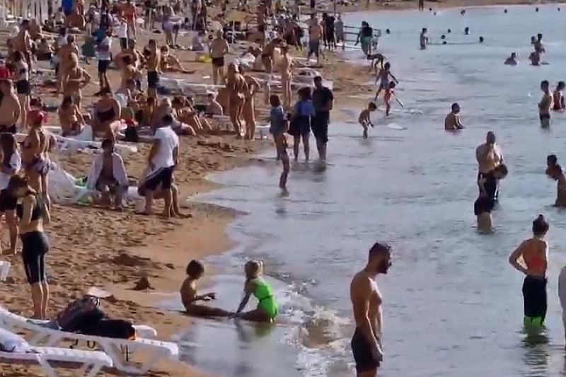 Лето в октябре: забитый туристами пляж в Геленджике сняли на видео