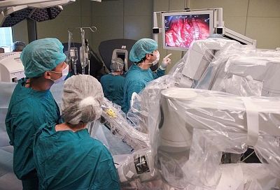 В Краснодаре хирурги провели совместную операцию с роботом Да Винчи