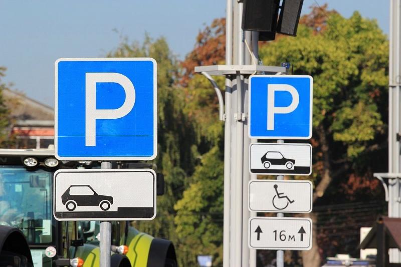 В Краснодаре места для инвалидов на муниципальных парковках перенесут за шлагбаумы