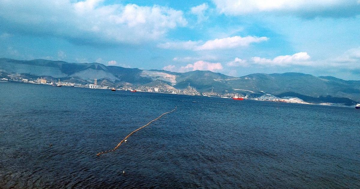 Вода в море новороссийск температура. Цемесская бухта Новороссийск пляж. Цемесская бухта Кабардинка. Цимлянская бухта Новороссийск. Черное море Новороссийск.