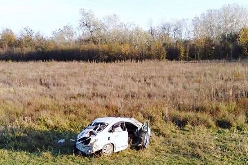 В Краснодарском крае иномарка вылетела с трассы. Пострадали три человека