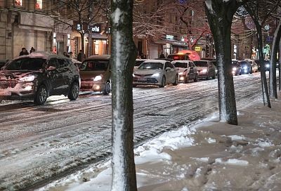 Снегопад в Краснодаре. Спецтехника работает над расчисткой дорог  