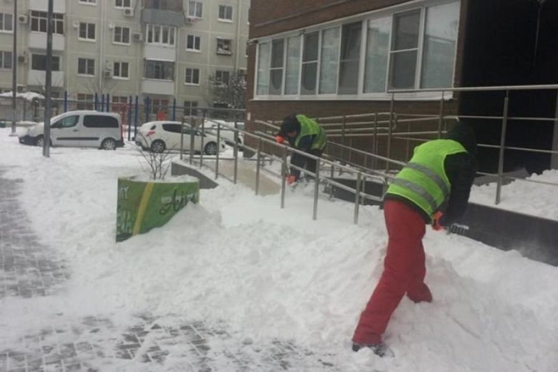 Около 2 тысяч человек и 161 единица техники: в Краснодаре продолжают расчищать от снега дороги, тротуары и остановочные комплексы