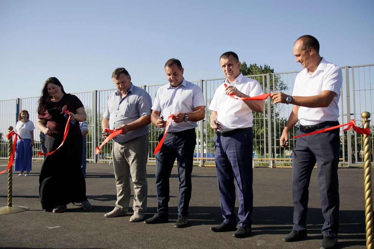 Открыли спортплощадку представители власти и бизнеса Павловского района (слева направо): депутат Совета Павловского района, меценат Ольга Толстопятова, депутат Совета Павловского района Иван Клещ, предприниматель, меценат Павел Савранский, глава Павловского района Борис Зуев, глава Среднечелбасского сельского поселения Александр Жук.