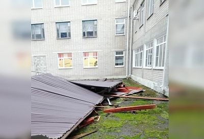 В Крымском и Туапсинском районах ураганный ветер сорвал кровлю со школ