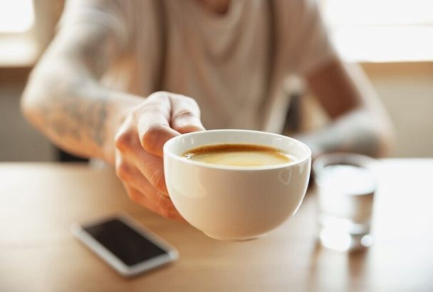 Доктор назвал 5 популярных лекарств, которые нельзя смешивать с утренним кофе