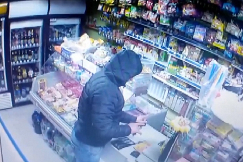 В Новороссийске вооруженный пистолетом мужчина устроил разбойное нападение на магазин