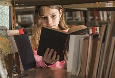 Есаул передал личную коллекцию книг Курганинской библиотеке