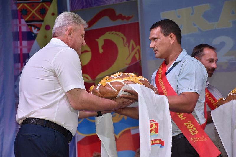 Ежегодно на Дне урожая глава района Александр Герасименко награждает героев жатвы.
