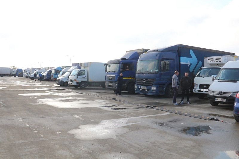 Более 600 грузовиков ожидают в Темрюкском районе паромной переправы на берег Крыма