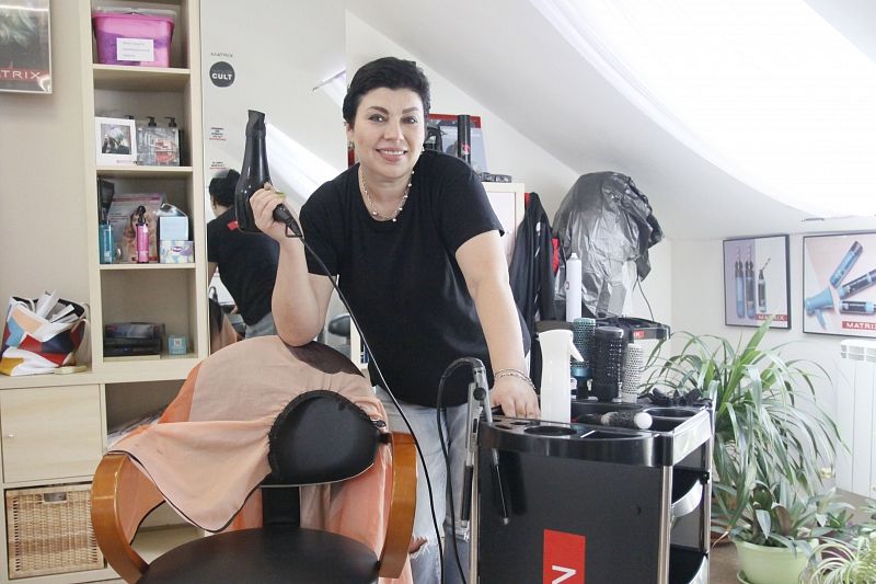 Парикмахер Жанна Суркова получила субсидию на открытие собственного дела.