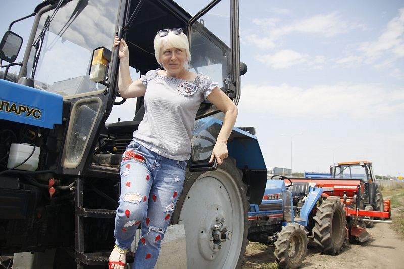 Глава КФХ Марина Стрединина часто сама садится за руль трактора.