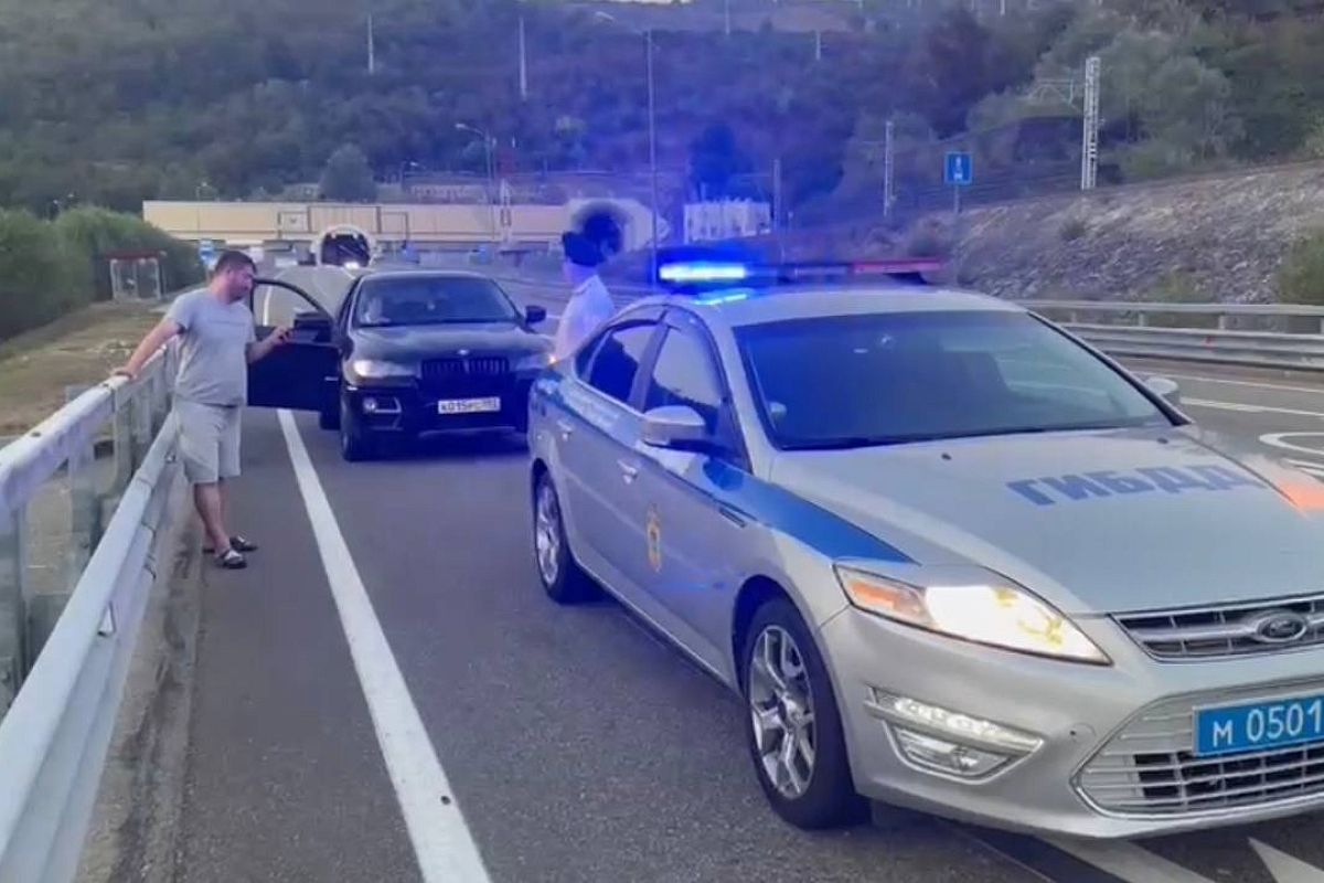 В Сочи пьяный отец посадил 11-летнего сына за руль BMW и поехал с ним кататься