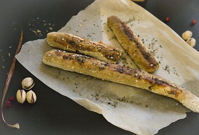 Меняю хлеб на палочки - тонкие, хрустящие и в кунжутной обсыпке. Выпекаю в духовке за пять минут и их сразу разбирают: муж - к пиву, а дети едят с супом