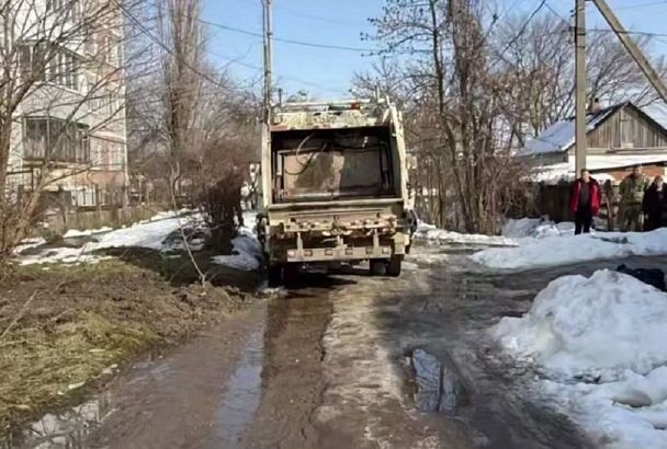 На Кубани водитель мусоровоза сдавал назад и сбил насмерть пенсионера