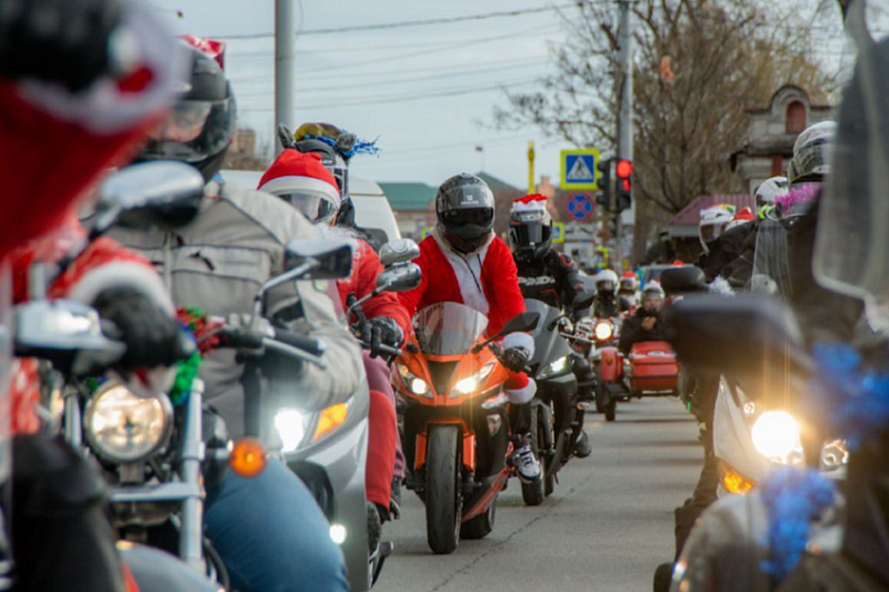 Деды Морозы и Снегурочки - на мотоциклах: костюмированный байк-парад состоится в Краснодаре