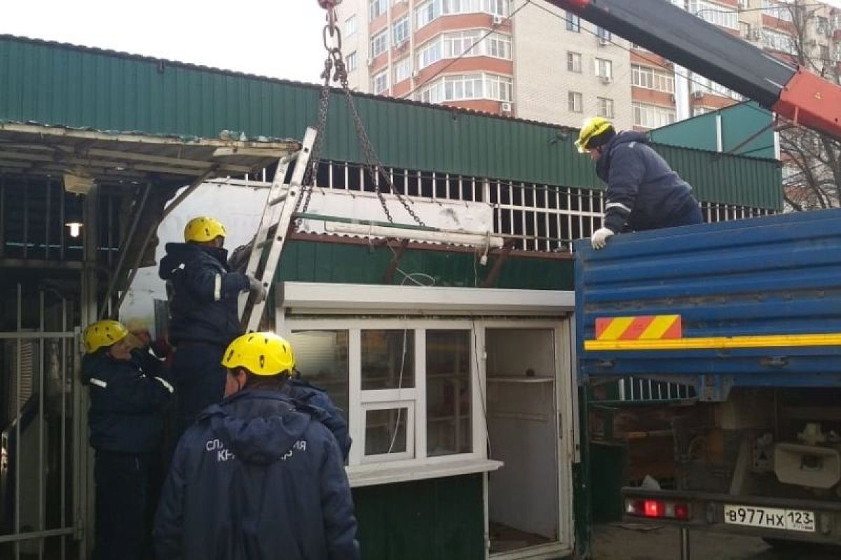 В Краснодаре начали сносить незаконный рынок на перекрестке улиц Стасова и Бургасской