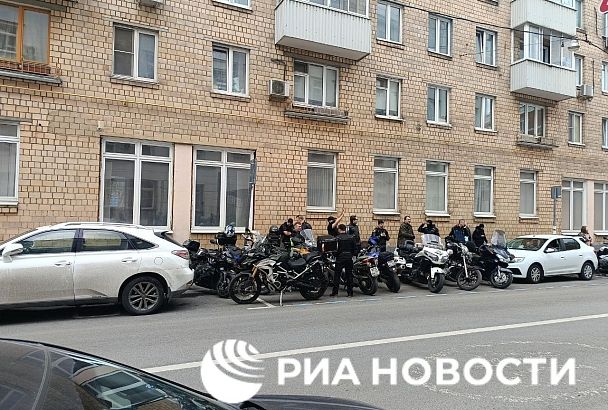 Толпа байкеров собралась у здания суда в Москве, где рассмотрят дело убитого 21-летним азербайджанцем мужчины