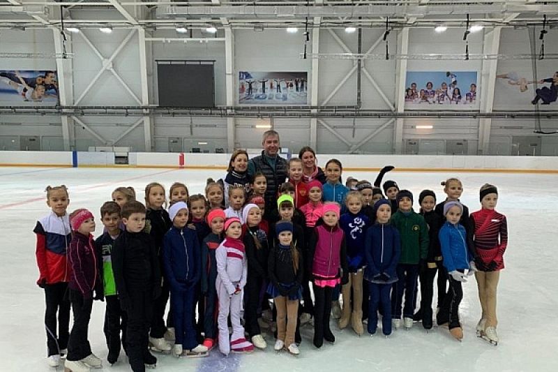 Олимпийский чемпион по фигурному катанию Алексей Урманов провел открытую тренировку с воспитанниками сочинской спортшколы