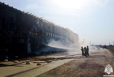 Здание СТО на площади 600 кв. метров загорелось в Краснодарском крае