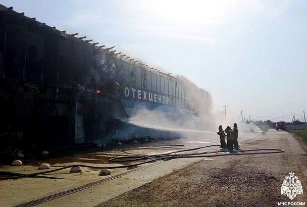Здание СТО на площади 600 кв. метров загорелось в Краснодарском крае
